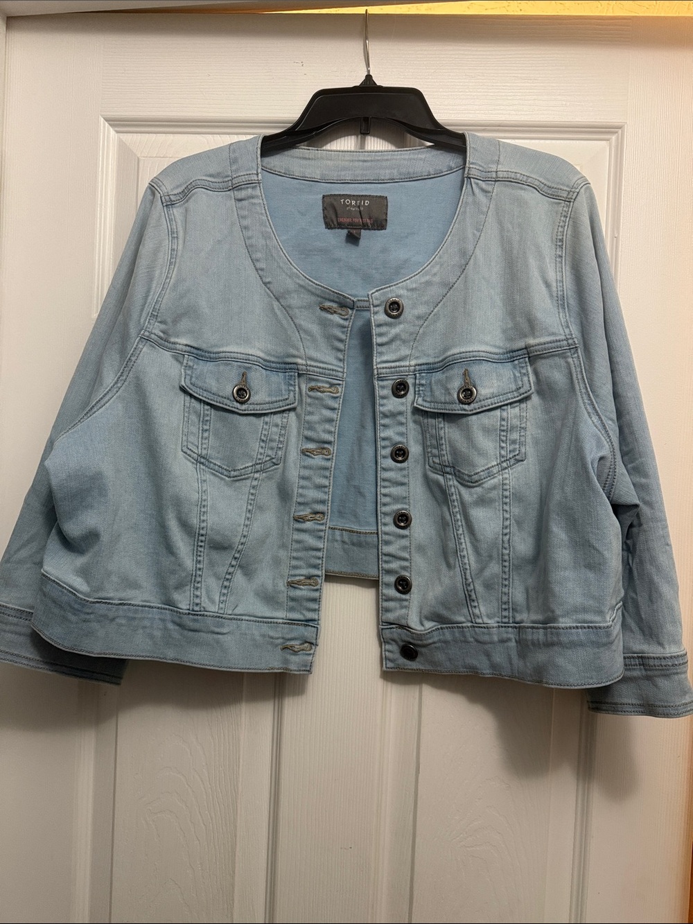 Torrid Light Blue Denim Cropped Jacket 
SZ 3(x)